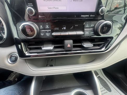 Used 2020 Toyota Highlander XLE FWD image 41