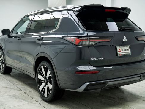 Used 2025 Mitsubishi Outlander SE image 7