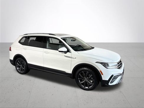 Certified 2022 Volkswagen Tiguan SE w/ Panoramic Sunroof Package AWD/4WD image 5