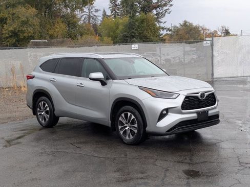 Used 2023 Toyota Highlander XLE image 3
