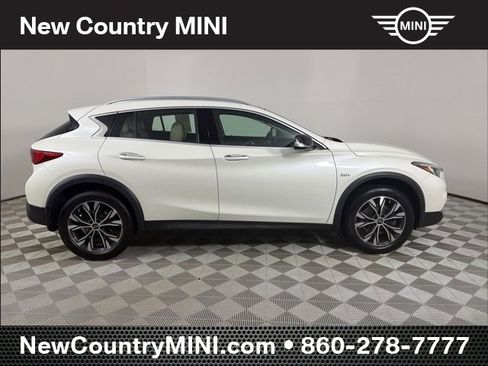 Used 2018 INFINITI QX30 Premium w/ Navigation Package image 8