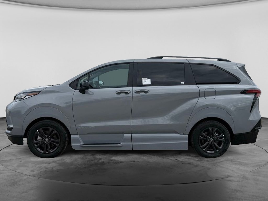 Used 2025 Toyota Sienna XSE w/ XSE Plus Package AWD/4WD image 4