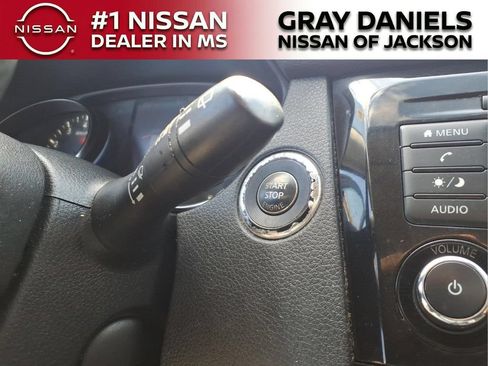 Used 2020 Nissan Rogue SV FWD image 16