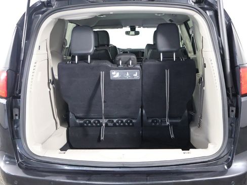 Used 2020 Chrysler Pacifica Touring-L image 18