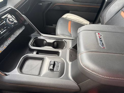 Used 2024 GMC Sierra 2500 AT4 w/ AT4 Preferred Package AWD/4WD image 9