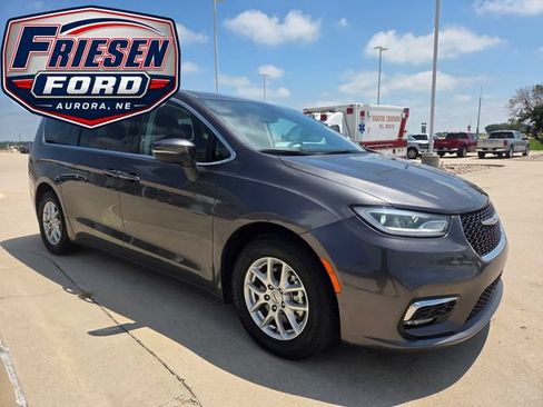 Used 2023 Chrysler Pacifica Touring-L FWD image 3
