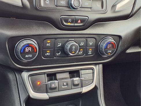 Used 2022 GMC Terrain SLE w/ Driver Convenience Package image 9