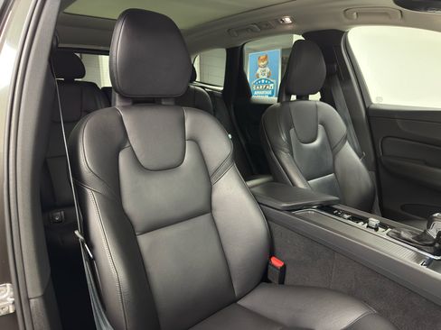 Used 2018 Volvo XC60 T5 Momentum w/ Convenience Package image 12