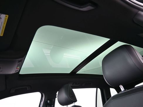 Used 2022 Volkswagen Tiguan SEL R-Line image 11