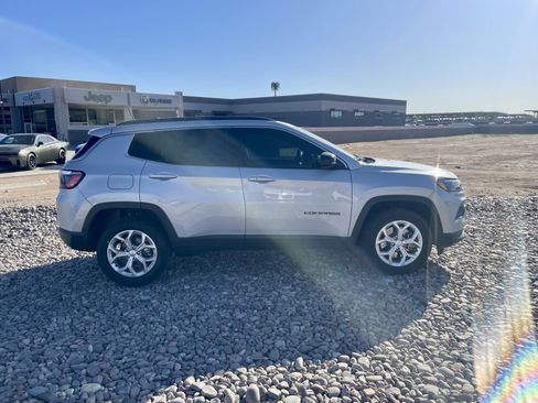 Used 2024 Jeep Compass Latitude AWD/4WD image 6