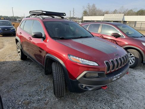 Used 2017 Jeep Cherokee Trailhawk image 3