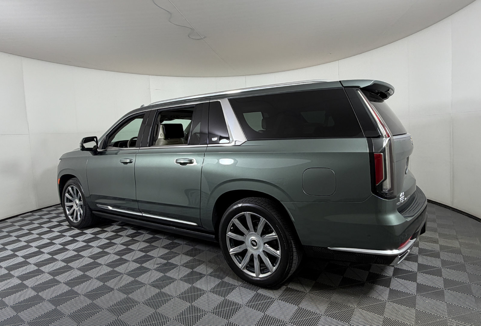 Used 2023 Cadillac Escalade ESV Premium Luxury Platinum AWD/4WD image 3