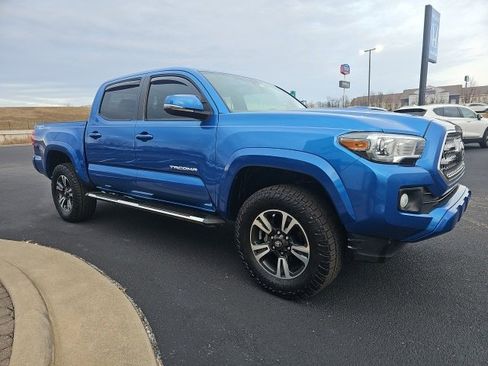 Used 2017 Toyota Tacoma TRD Sport image 7