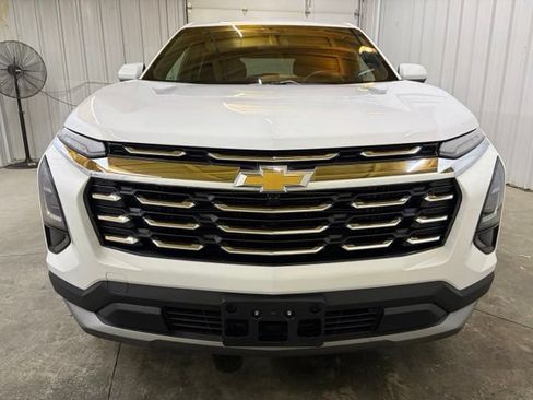 Used 2025 Chevrolet Equinox LT FWD image 2