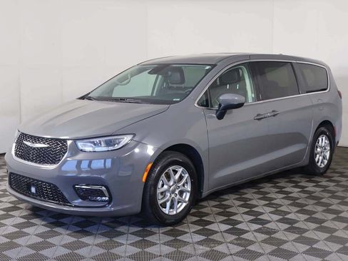 Used 2023 Chrysler Pacifica Touring-L FWD image 8