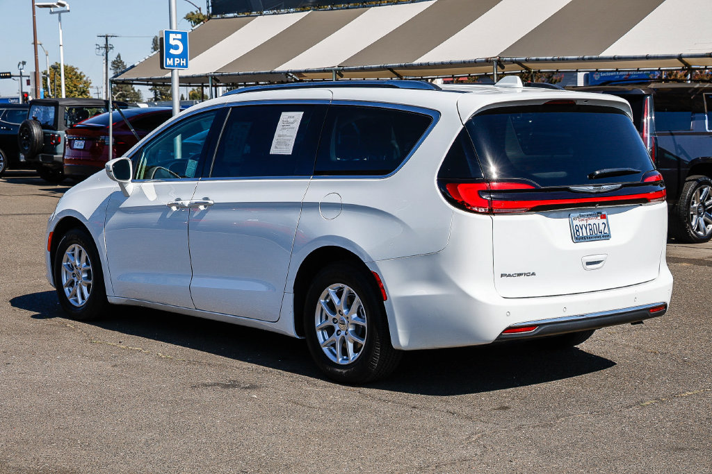 Used 2021 Chrysler Pacifica Touring-L FWD image 2