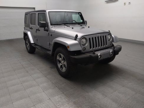 Used 2018 Jeep Wrangler Unlimited Sahara w/ Connectivity Group AWD/4WD image 13