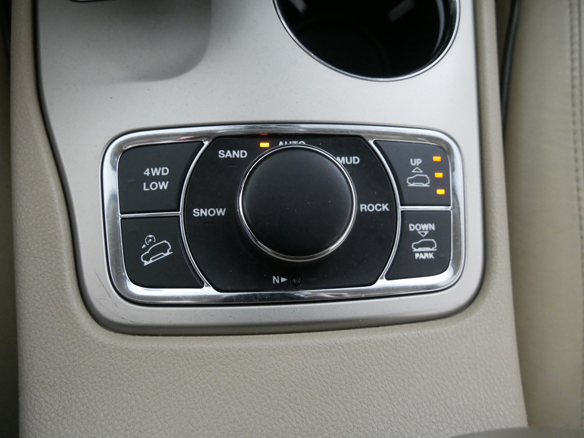 Used 2015 Jeep Grand Cherokee Overland w/ Advanced Technology Group AWD/4WD image 31