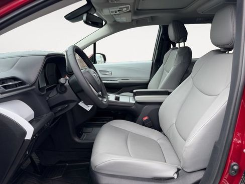 Certified 2026 Toyota Sienna XLE FWD image 9