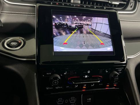 Used 2023 Jeep Grand Cherokee Altitude image 17