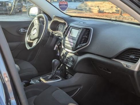 Used 2016 Jeep Cherokee Latitude w/ Cold Weather Group AWD/4WD image 9