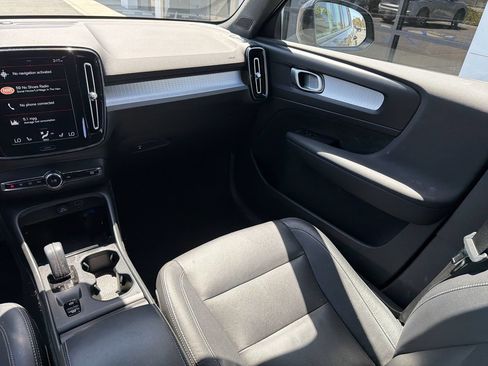 Used 2020 Volvo XC40 T5 Momentum AWD/4WD image 3