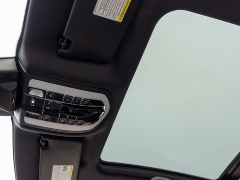 Certified 2025 Porsche Macan image 28