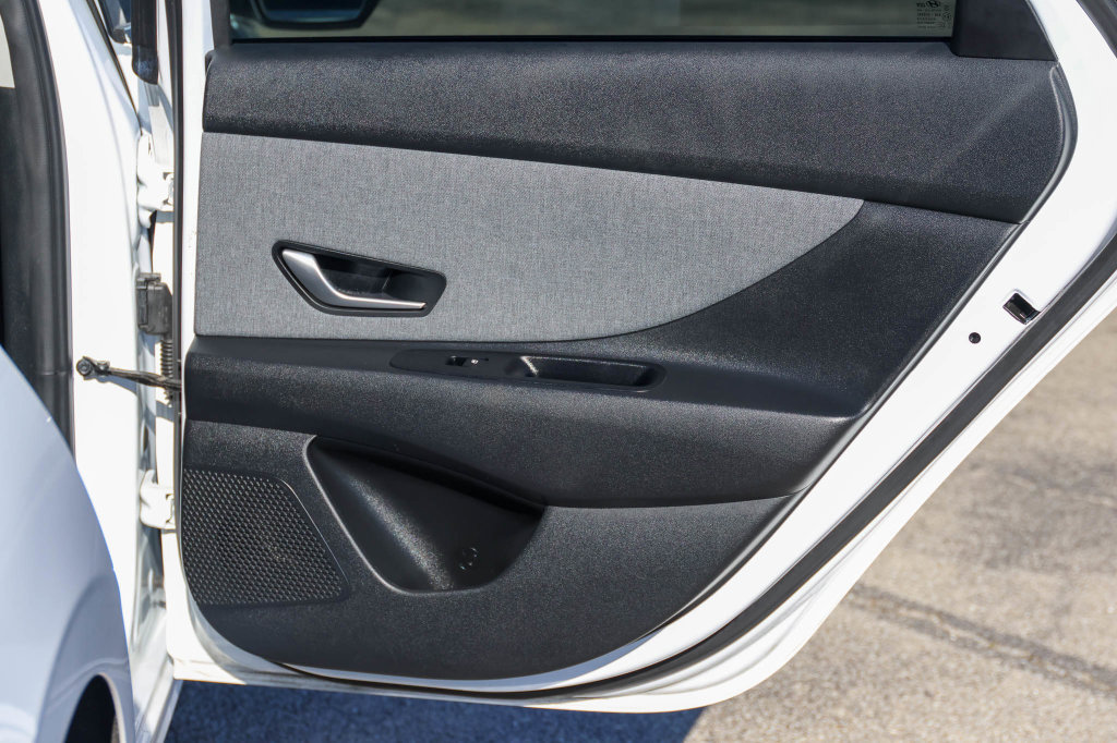 Used 2025 Hyundai Elantra Limited FWD image 17