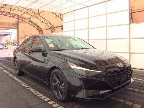 Used 2021 Hyundai Elantra SEL w/ Convenience Package FWD image 2