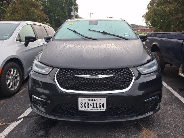 Used 2023 Chrysler Pacifica Touring-L FWD image 2