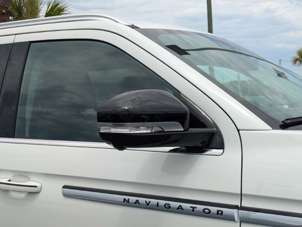 New 2027 Lincoln Navigator Premiere RWD image 12