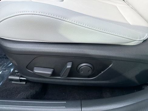 Used 2025 Hyundai Elantra Limited FWD image 16