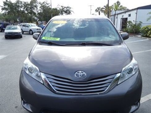 Used 2017 Toyota Sienna XLE FWD image 5