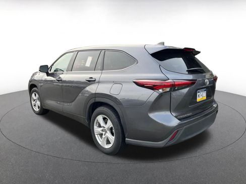 Used 2025 Toyota Highlander LE image 5