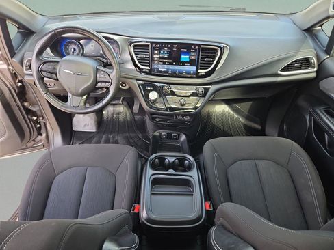 Used 2021 Chrysler Pacifica Touring w/ Uconnect Theater Family Group image 27