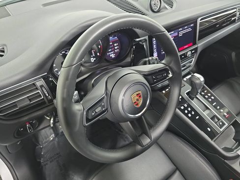 Certified 2025 Porsche Macan AWD/4WD image 4
