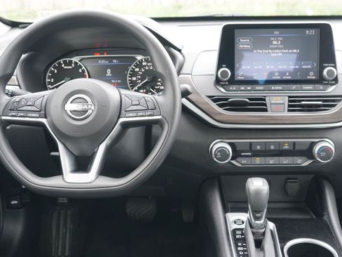 Used 2024 Nissan Altima 2.5 SV FWD image 25