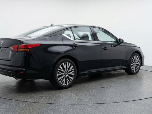 Used 2025 Nissan Altima 2.5 SV FWD image 9