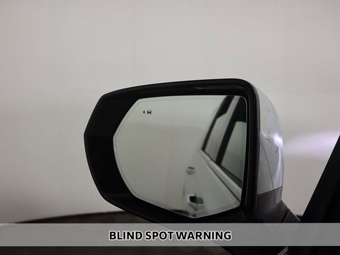 Used 2023 Chevrolet Suburban Premier image 4