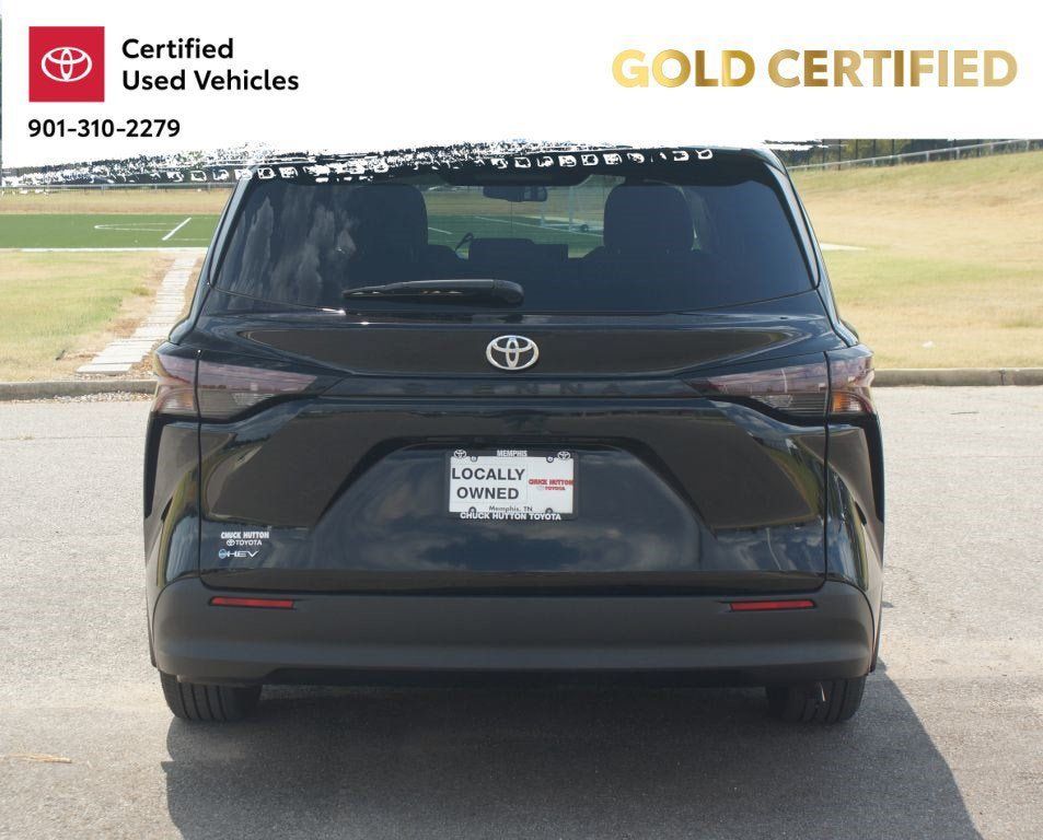 Used 2026 Toyota Sienna LE FWD image 3
