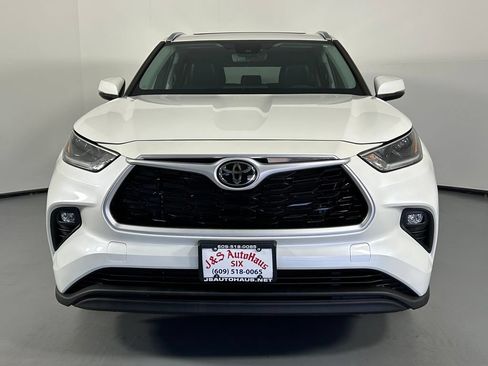 Used 2021 Toyota Highlander XLE AWD/4WD image 2