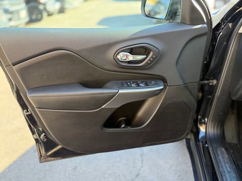 Used 2019 Jeep Cherokee Limited image 16