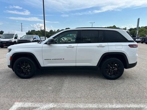 Used 2024 Jeep Grand Cherokee Altitude RWD image 4