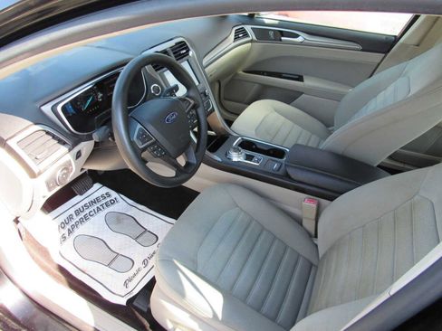 Used 2017 Ford Fusion SE w/ Fusion SE Technology Package image 13