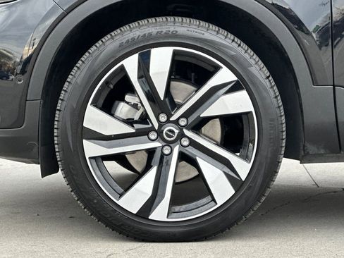 Used 2025 Volvo XC40 B5 Plus image 25