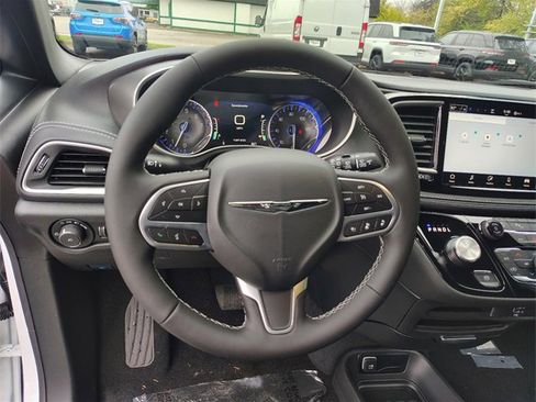 New 2026 Chrysler Pacifica Select image 16