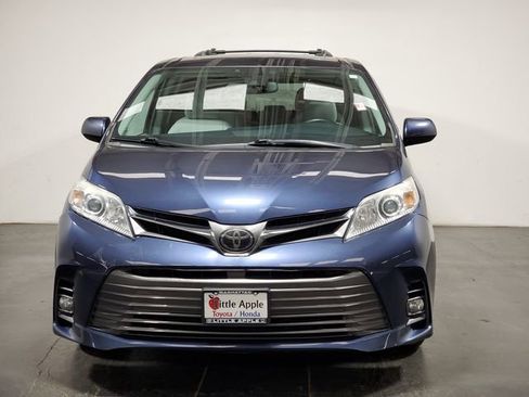Used 2019 Toyota Sienna XLE image 3