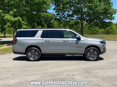Used 2025 Chevrolet Suburban Z71 AWD/4WD image 8