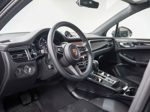 Used 2025 Porsche Macan image 4