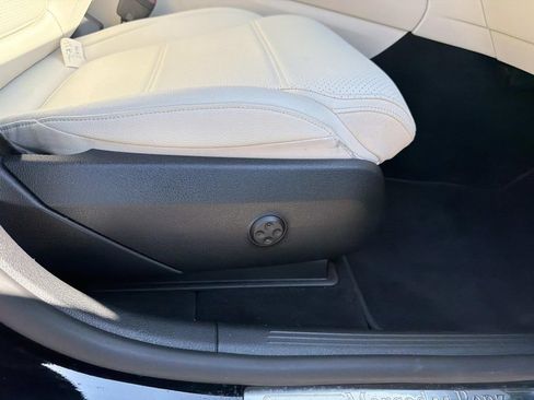 Used 2024 Mercedes-Benz GLC 300 4MATIC image 12